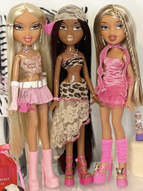 Barbie And Bratz Halloween Costume, Brat Outfits Ideas, Pink Bratz Outfit, Bratz Baddie, Y2k Bratz Doll, 2000s Bratz Dolls, Bratz Pink Outfit, Bratz Doll Outfits Inspiration Real Life, Bratz Dolls Outfits