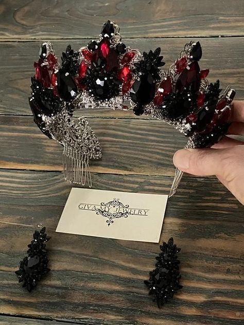 Quince Crown, Dark Romantic Wedding, Gothic Wedding Theme, Vampire Wedding, Black Red Wedding, Crystals Red, Dark Wedding Theme, Fairy Tale Princess, Red Quince