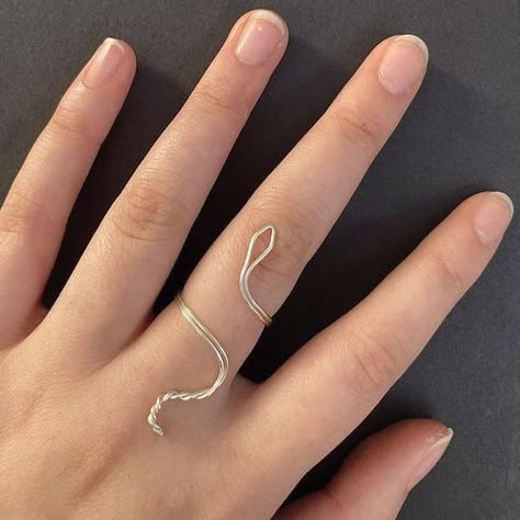 Diy Wire Jewelry Rings, Folk Of The Air Series, Wire Jewelry Rings, Diy Jewelry Rings, The Folk Of The Air, Ring Wire, Folk Of The Air, The Cruel Prince, Wire Jewelry Designs