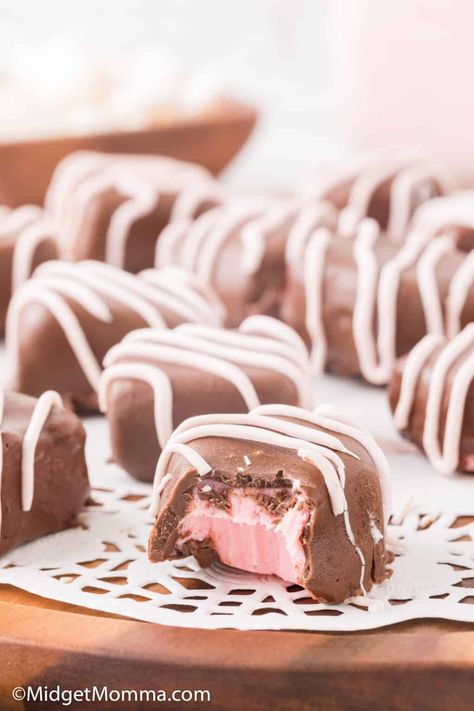 Strawberry Cream Chocolates Chocolate Treats Easy, Strawberry Fudge, Chocolate At Home, Fancy Chocolate, Chocolate Store, Dessert Truffles, Chocolate Candy Recipes, Two Ingredient, Strawberry Candy