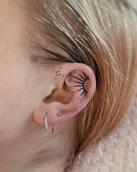 Ear Tattoos For Men, Pink Flower Tattoos, Inner Ear Tattoo, Tattoo Sonne, Mum Tattoo, Lucky Tattoo, Tattoos For Men And Women, Chain Tattoo, Tattoo Salon