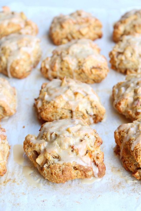 Maple Pecan Apple Scones - The Sweet and Simple Kitchen Scones Cranberry, Bacon Cheddar Scones, Sour Cream Scones, Cheddar Scones, Apple Scones, Breakfast Scones, Drop Scones, Cinnamon Scones, Apple Maple