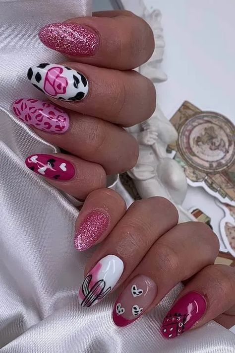 Grupo Frontera Nails, Boots And Hearts Nails, Western Barbie Nails, Pink Cowboy Nails, Pink Country Nails, Country Festival Nails, 22 Birthday Nails, Cowboy Hat Nails, Pink Cowgirl Nails