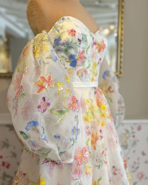 Hand Painted Wedding Dress, Creative Dresses, Savin London, Bridal Themes, Flower Wedding Dress, Bohemian Bridesmaid Dress, Bride Dress Vintage, Gown Designs, Winter Bridesmaid Dresses