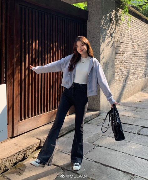 Flare Jeans Outfit, Mode Ulzzang, Simple Casual Outfits, Simple Style Outfits, Winter Fashion Outfits Casual, Chique Outfits, Korean Casual Outfits, Everyday Fashion Outfits, Casual Day Outfits