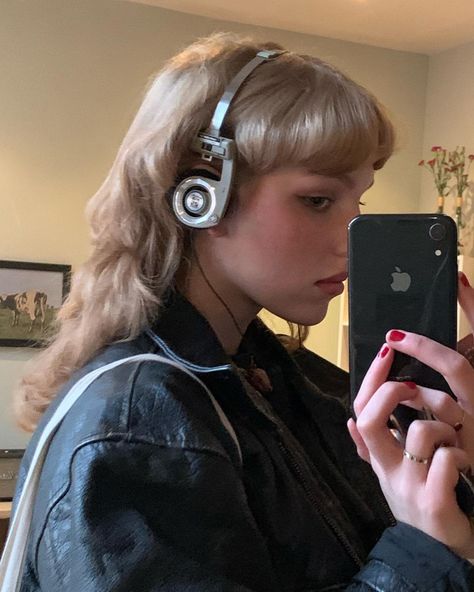 hilde attramadal on Instagram: “2022 er pretty good så langt :)” Koss Headphones, Headphone Outfit, Wearing Headphones, Girl With Headphones, Fotografi Vintage, Downtown Outfits, Uptown Girl, I'm With The Band, Foto Ideas Instagram