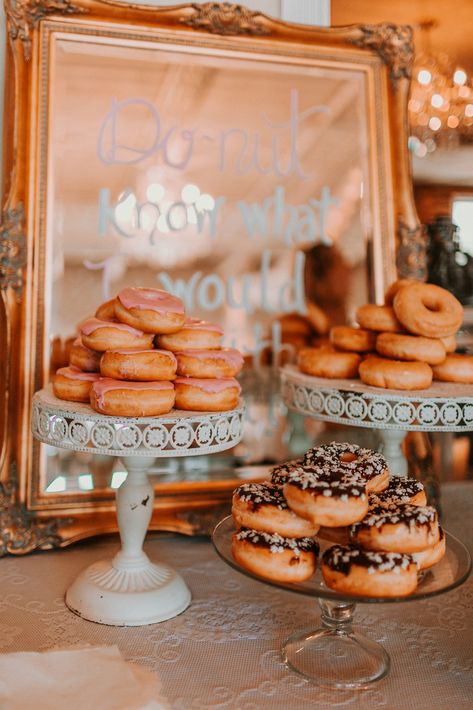 Grad Party Centerpiece Ideas, Donut Holes Display, College Graduation Party Ideas, Donut Station, Easy Graduation Gifts, Donut Table, Mexican Food Recipes Appetizers, Donut Tray, College Graduation Party