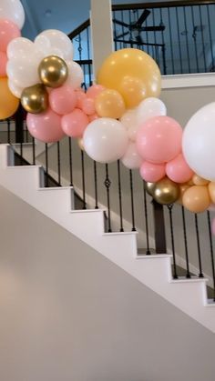 Banister Balloon Garland, Stairs Balloon Garland, Balloons On Stairs, Balloon Garland On Stairs, Balloon Arch Ideas, Baby Shower Balloon Garland, Make A Balloon Arch, Arch Home, Diy Balloon Arch