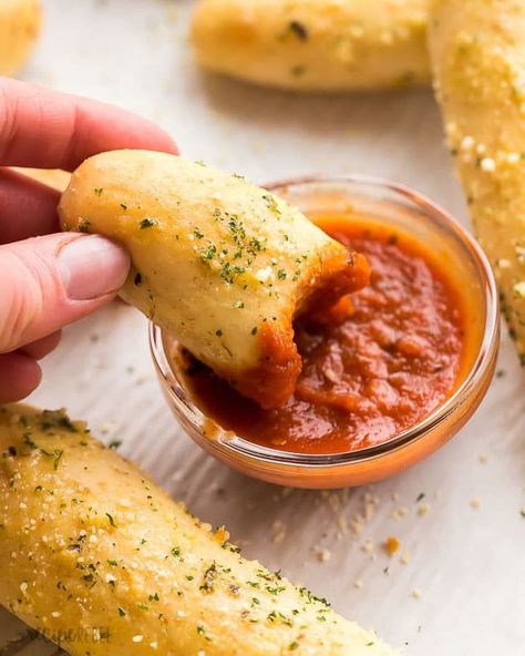 1 Hour Breadsticks, One Hour Breadsticks, Breadsticks Easy, Italian Bread Sticks, Homemade Breadsticks, Bread Pull Apart Recipes, Homemade Buns, Bread Sticks Recipe, Bread Sticks