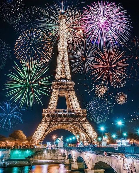 Happy New Year! (photo source unknown) Enjoy your celebrations and enjoy 2019!  #happynewyear2019 #parisfireworks #parisnewyears… Paris In The Summer, Torre Eiffel Paris, Eiffel Tower Painting, Paris Tour Eiffel, Paris Wallpaper, Paris Jackson, Paris Pictures, Paris Tours, I Love Paris