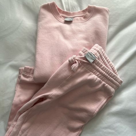 Women’s Aritzia sweatsuit - size XS Aritzia Sweatsuit Outfit, Tna Outfits, Tna Sweatsuit, Cute Sweatsuit, Aritzia Sweatsuit, Aritzia Sweatpants, 8th Grade Outfits, Outfit Sweatpants, Pink Sweatsuit