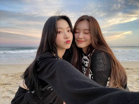 Friendship Photoshoot, Korean Best Friends, Best Friends Aesthetic, Uzzlang Girl, Friend Poses, Naha, Friend Photoshoot, Best Friend Pictures, Cute Friends