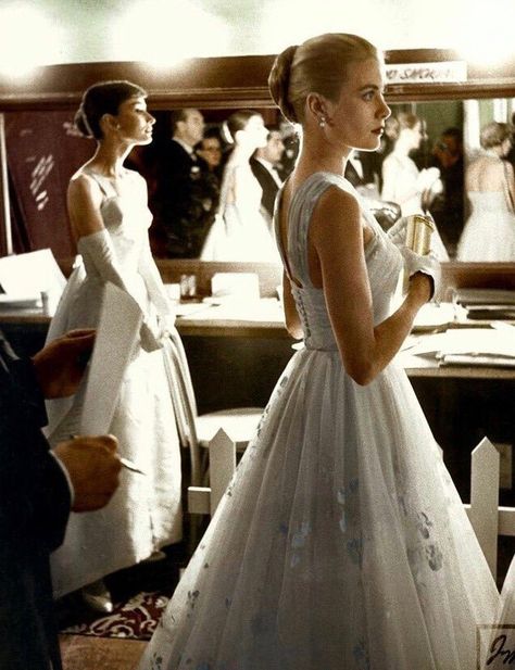 Audrey Hepburn Wedding, Grace Kelly Dresses, Grace Kelly Wedding, Grace Kelly Style, Princess Grace Kelly, Hepburn Style, Oscar Dresses, Kirsten Dunst, Princess Grace