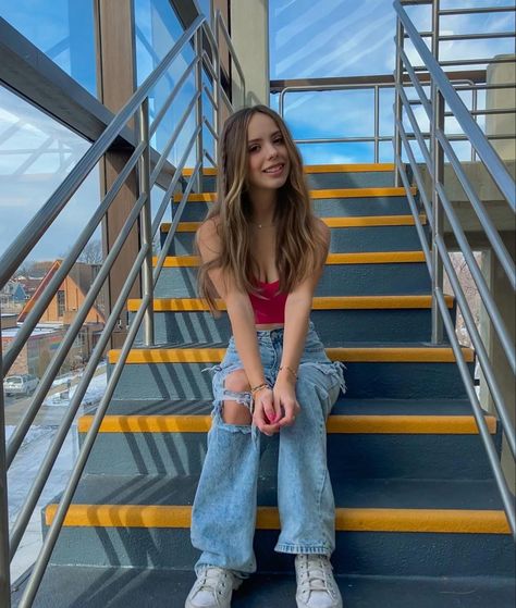 Wall Poses Instagram Aesthetic, Insta Photo Ideas Stairs, Photo Pose On Stairs, Poses With Stairs, Stairs Instagram Pictures, Insta Photo Ideas Downtown, Stair Case Photoshoot Poses, Outfit Poses Instagram Standing, Stairs Pose Ideas