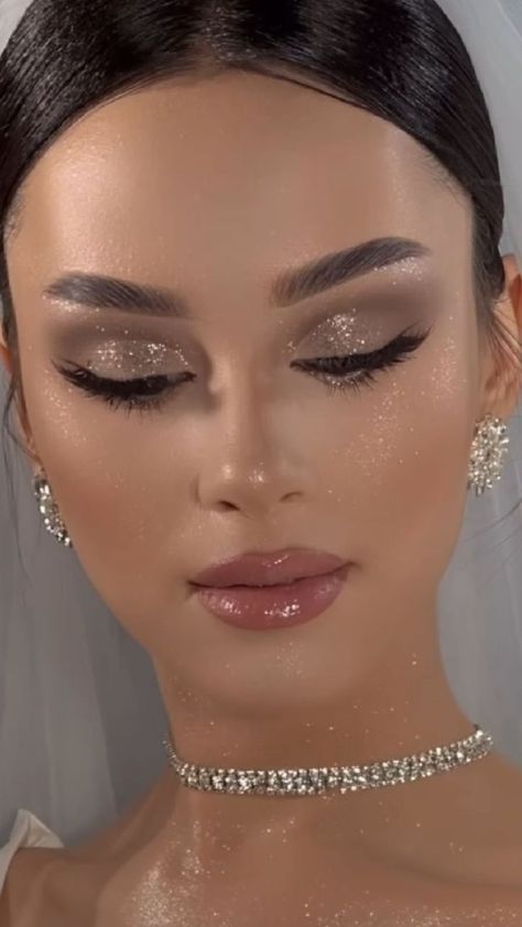 Prom Hairstyles Sparkle, Year 10 Formal Makeup, Quince Makeup Natural, Prom Makup, Debut Makeup, Quince Makeup, Makeup Birthday, Quinceanera Makeup, Ball Makeup