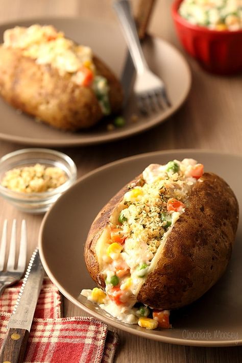 Chicken Pot Pie Baked Potatoes (Dinner For Two) Baked Potatoes Dinner, Valentines Cakesicles, Baked Potato Dinner, Cakesicles Ideas, Baked Potato Toppings, Potatoes Dinner, Potatoes Chicken, Making Baked Potatoes, Stuffed Baked Potatoes