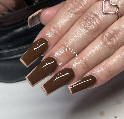 Brown Outline Nails, Chocolate Brown Nails Design Fall, Brown Nail Ideas Chocolate, Chocolate Brown Nails Acrylic, Chocolate Brown Nails Design, Chocolate Nails Design, Brown Nails Art, Patrick Day Nails, Chocolate Brown Nails