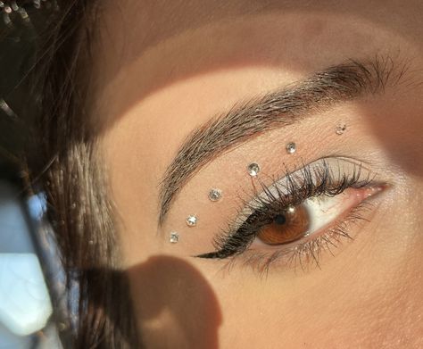 Jewel Makeup Rhinestones Simple, Brown Hooded Eyes, Gems On Eyes, Eyeshadow With Gems, Makeup With Gems, Simple Party Makeup, Festival Face Gems, Basic Eye Makeup, Festival Face Jewels