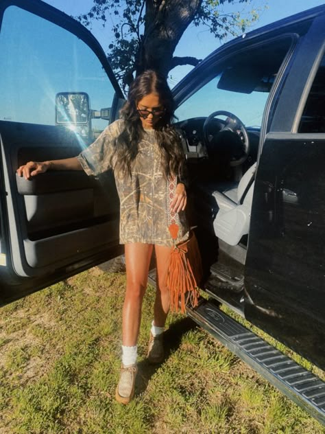 Country Boujee Aesthetic, Truck Meet Outfits, Black Country Girl, Southern Girl Outfits, Boujee Cowgirl, Cowgirl Era, Truck Girl, Western Fits, Yo Momma