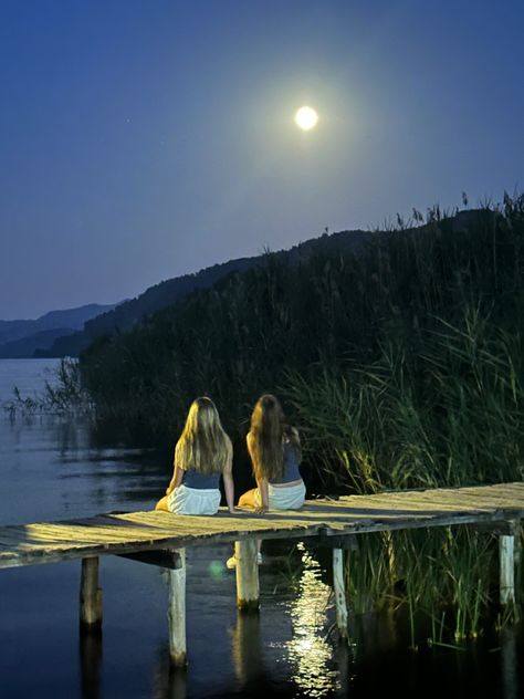 friends sitting watching moonrise Summer Nights With Friends, Nights With Friends, Summer Vision Board, Summer Vision, Shotting Photo, Dream Summer, After Life, Summer Bucket Lists, Summer Feeling