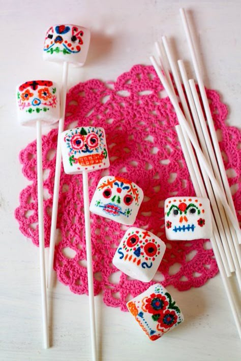 Celebrate life this Day of the Dead with crafts, cocktails, and some fun recipes. Día de los Muertos is my favorite holiday and since it’s quickly approaching I’ll be sharing ideas and … Dia De Los Muertos Party Ideas, Sugar Skull Party, Coco Birthday, Dia De Los Muertos Decorations Ideas, Postres Halloween, Coco Party, Deco Ballon, Day Of The Dead Party, Edible Crafts