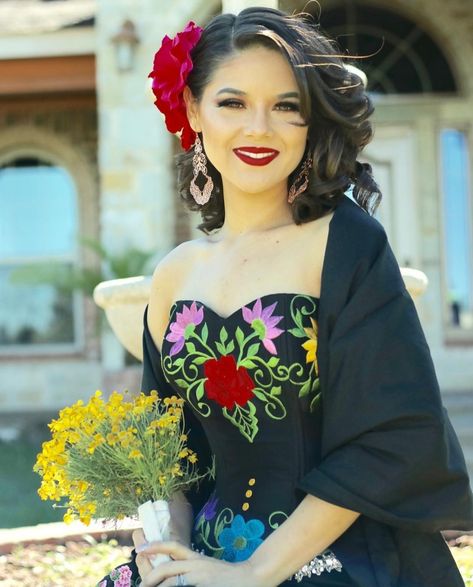 Mexican Hairdo With Flowers, Mexican Flower Hairstyles, Mexican Fiesta Hairstyles, Hairstyles For Mexican Party, Mexican Party Hairstyles, Mariachi Hairstyles, Mexican Hairstyles With Flowers, Mexican Wedding Hairstyles, Folklorico Hairstyles