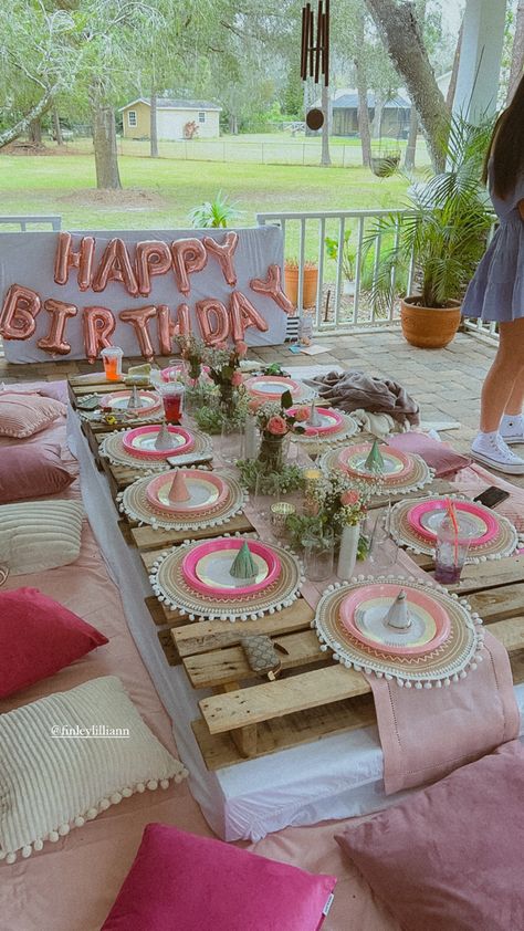 Picnic Party Ideas, Sweet 16 Party Planning, Birthday Sleepover Ideas, 18th Birthday Party Themes, Seventeenth Birthday, Sweet Sixteen Birthday Party Ideas, Girly Birthday Party, Picnic Birthday Party, Birthday Picnic