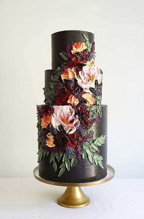 Floral Cakes that Are Too Pretty to Eat - Article on Thursd Most Beautiful Wedding Cakes, Wedding Cake Centerpieces, Wedding Cake Options, Cake With Flowers, Black Cake, Black Wedding Cakes, Fresh Flower Cake, Floral Wedding Cake, Winter Wedding Cake