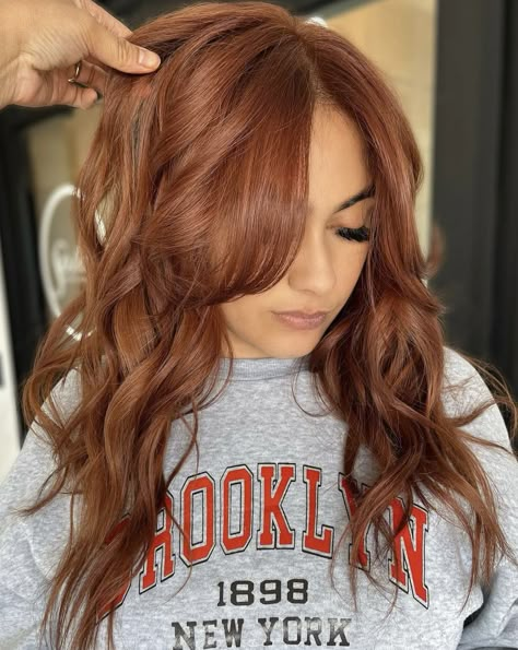 Red Orange Hair Color Ideas, Auburn Medium Length Hair, Dyed Red Hair Natural Looking, Cowgirl Red Hair, Summer Red Hair Color, Spring Red Hair Color, Dark Strawberry Blonde Hair, Auburn Hair Color Ideas, Gorgeous Red Hair