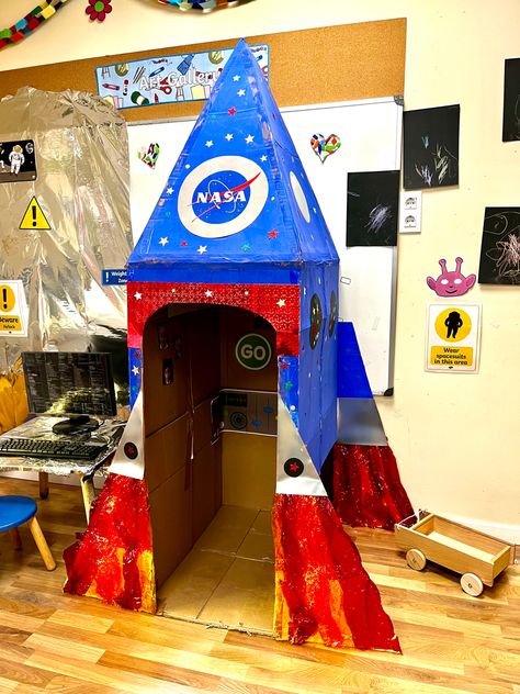 Space Rocket Cardboard, Homemade Rocket Ship, Rocket Ship Dramatic Play Outer Space, Planets Decorations Space Theme, Space Week Decorations, Space Art Kindergarten, Rocket Ship Preschool, Diy Space Themed Decorations, Space Classroom Theme Decor