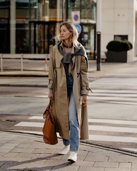 Coat Outfit Casual, Minimalist Wardrobe Essentials, Anouk Yve, Monochromatic Fashion, Trench Coat Outfit, Winter Fashion Outfits Casual, Denim Chic, Paris Outfits, Coat Outfits