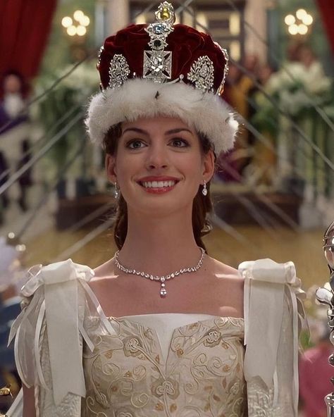 Pop Culture🍒 on Instagram: “Anne Hathaway as Mia Thermopolis in The Princess Diaries 2: Royal Engagement (2004) 💗” Princess Diaries 1, Mia Thermopolis, Princes Diaries, Princess Diaries 2, Diary Movie, The Princess Diaries, Girly Movies, Isabelle Huppert, Estilo Real