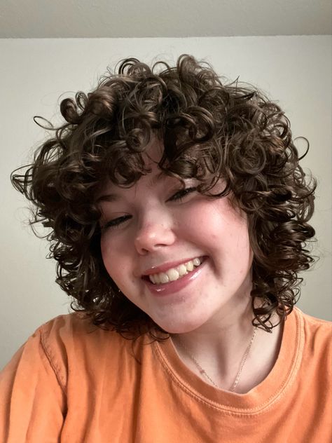 Short Curly Haircuts Round Face Women, Round Face Short Curly Hair, Short 2b Hair, Short Curly Hair Round Face Plus Size, Shag Curly Hair, Gender Fluid Haircuts, Fine Curly Hair Cuts, Pageboy Haircut, Hair Short Curly