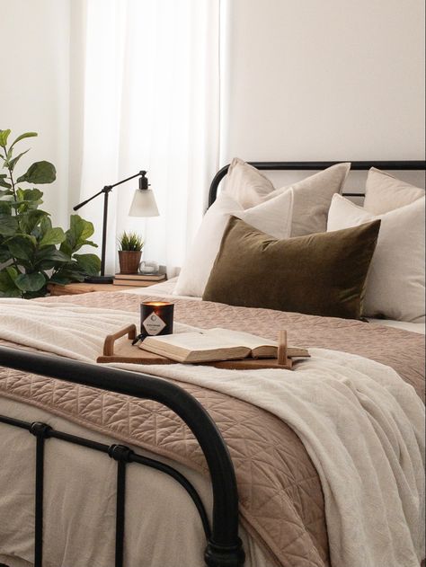 Cozy Modern Guest Bedroom, Cozy Minimal Bedroom Ideas, Neutral Bed Styling, Earthy Guest Bedroom, Cozy Spare Bedroom Ideas, Metal Bedframe Aesthetic, Olive Bedding Bedroom Ideas, Metal Bedframe Bedroom Ideas, Bedframe Ideas Modern