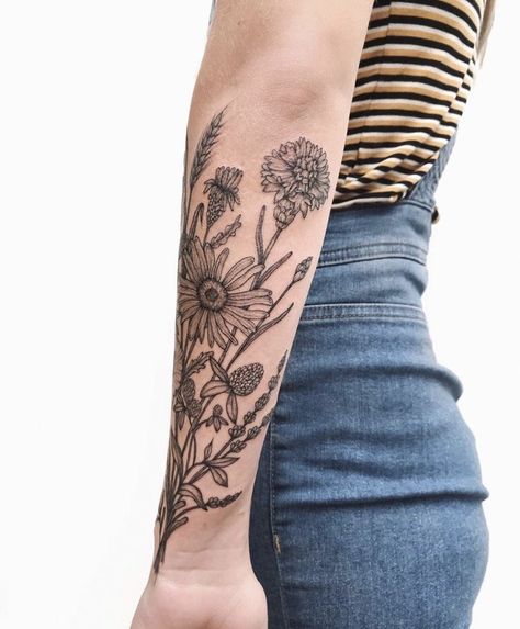 Wild Flower Wrist Wrap Tattoo, Best Women Tattoos, Unique Half Sleeve Tattoos For Women Lower Arm, Pretty Sleeve Tattoos For Women, Tattoos Earthy, Wildflower Half Sleeve Tattoo, Botanisches Tattoo, Tattoos Shoulder, Ma Tattoo