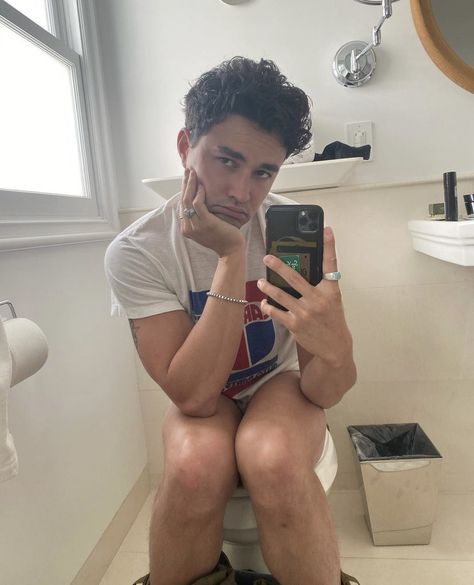 Guy With Scratch On Back, Gavin Leatherwood, College Girls, American Actors, On Back, Mirror Selfie, It Cast, Actors