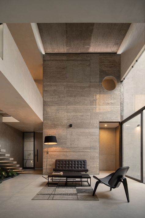 Casa Eréndira by Pepe Ramírez | Detached houses Brutalism Interior, Concrete Interior Design, Wall Architecture, Concrete Interiors, Concrete Houses, Single Bedroom, Concrete House, Brutalism, Facades