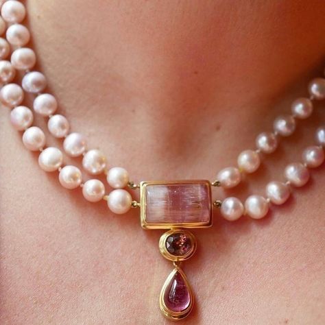 Bijoux Art Nouveau, Inexpensive Jewelry, Pearl Jewelry Design, Pearl Necklace Designs, Quartz Pink, Beaded Necklace Designs, Beaded Jewelry Designs, Gold Jewelry Simple, Gold Fashion Necklace