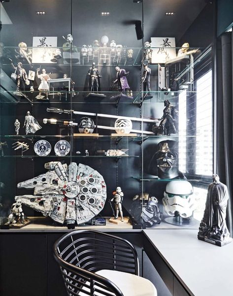 Star Wars Display Ideas, Geek Apartment, Star Wars Interior, Lego Collection Display, Star Wars House Decor, Star Wars Room Ideas, Star Wars Collection Display, Star Wars Living Room, Collectible Storage