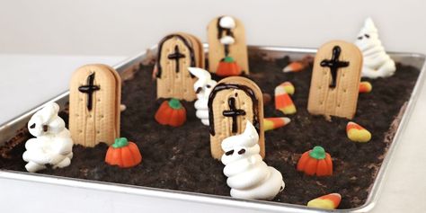 Graveyard Dessert, Festive Food Ideas, Ghost In The Graveyard, Ghosts In The Graveyard, Candy Eyeballs, Edible Pearls, Festive Food, Halloween Treats Easy, Dessert Toppings