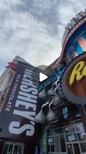 Las Vegas ♥️ Travel | Hotels | Food | Tips 🎰 on Instagram: "Sweet indulgence and interactive delights await at Hershey’s Chocolate World! 😋🍫✨

share this with someone you would like to explore Hershey’s Chocolate World with!😋

🎥 @cb.lasvegas via TikTok 

📍Hershey’s Chocolate World, Vegas, USA🇺🇸" Las Vegas Travel, Vegas Travel, Chocolate World, Hotel Food, Las Vegas Trip, Food Tips, Food Hacks, Travel Destinations, Las Vegas