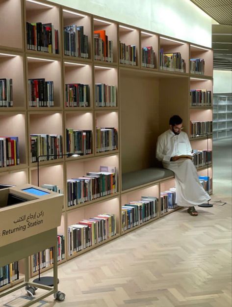 Cool Libraries, Office Shelf Design, Modern Library Design, Library Minimalist, Bookshelf Bench, Library Lighting, Education Design Interior, Library Seating, Built In Bench Seating