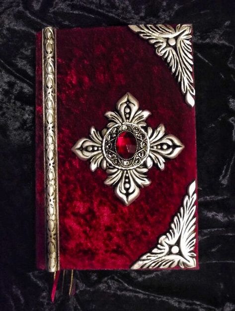 Cool Books, Magical Jewelry, Magic Book, Handmade Books, Arte Fantasy, 판타지 아트, Book Binding, Fantasy Jewelry, Spell Book