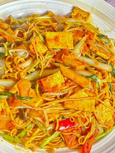 Combination Lo mein Vegetarian Stir Fry Sauce, Vegetarian Stir Fry, Vegan Asian Recipes, Chow Mein Noodles, Vegan Asian, Chinese Cabbage, Meat Substitutes, Chow Mein, Vegetable Stir Fry