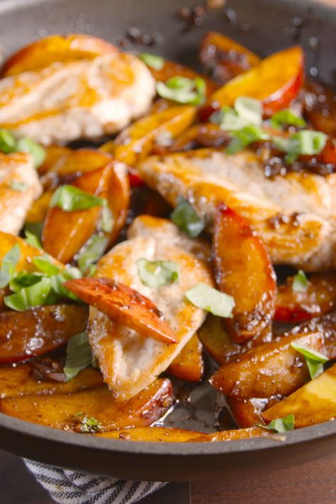 Peach Balsamic Chicken Is the Sweetest (and Tastiest) Way to Eat Chicken Easy Skillet Dinner, Peach Chicken, Balsamic Chicken Recipes, Easy Skillet Chicken, Marinated Chicken Recipes, Summer Chicken Recipes, Whole30 Dinner Recipes, Paleo Chicken Recipes, Skillet Dinners