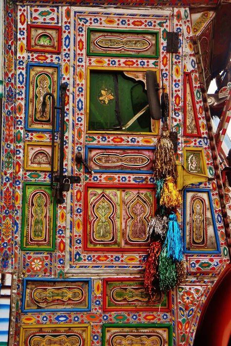 Pakistani Truck Art Indian Truck, Truck Art Pakistan, Pakistani Truck, Pakistan Art, Pakistani Art, Pakistan Culture, Pakistani Culture, Truck Paint, Truck Art