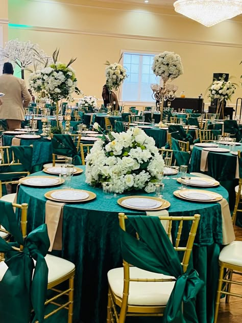 Gold Quinceanera Theme, Emerald Green Quinceanera Theme, Green Quinceanera Theme, Emerald Wedding Colors, Emerald Green Wedding Theme, Quince Decor, Quince Themes, Green Quinceanera Dresses, Emerald Green Wedding