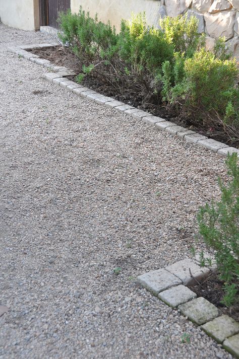 Garden Border Stones, Garden Edging Stones, Landscape Edging Stone, Front Door Landscaping, Garden Border Edging, Garden Edging Ideas, Dream Backyard Garden, Backyard Garden Diy, Driveway Landscaping