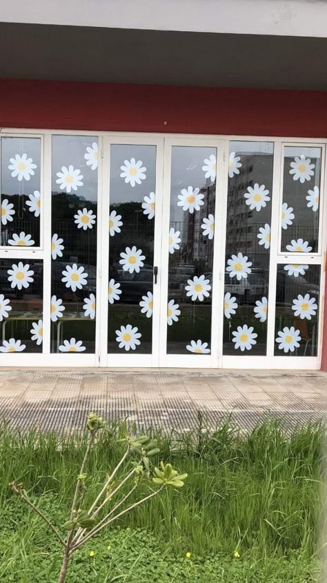 Spring School Decorations Classroom, Window Decor Classroom, Spring Window Decorations Kindergarten, Window Decorations For Classroom, Spring Kindergarten Decoration, Window Decoration Ideas For School, Spring Decorations Kindergarten, Spring Decorations For Classroom, Classroom Window Decoration