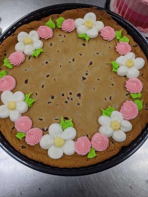 Decorated Big Cookie Cake, Spring Sheet Cake Ideas, Spring Cookie Cake Designs, Birthday Cookie Cake Ideas, Cookie Cake Ideas Decorated, Message Cookie Designs, Easy Cookie Cake Decorating Ideas, Cute Cookie Cake Designs Birthday, Giant Cookie Decoration Ideas